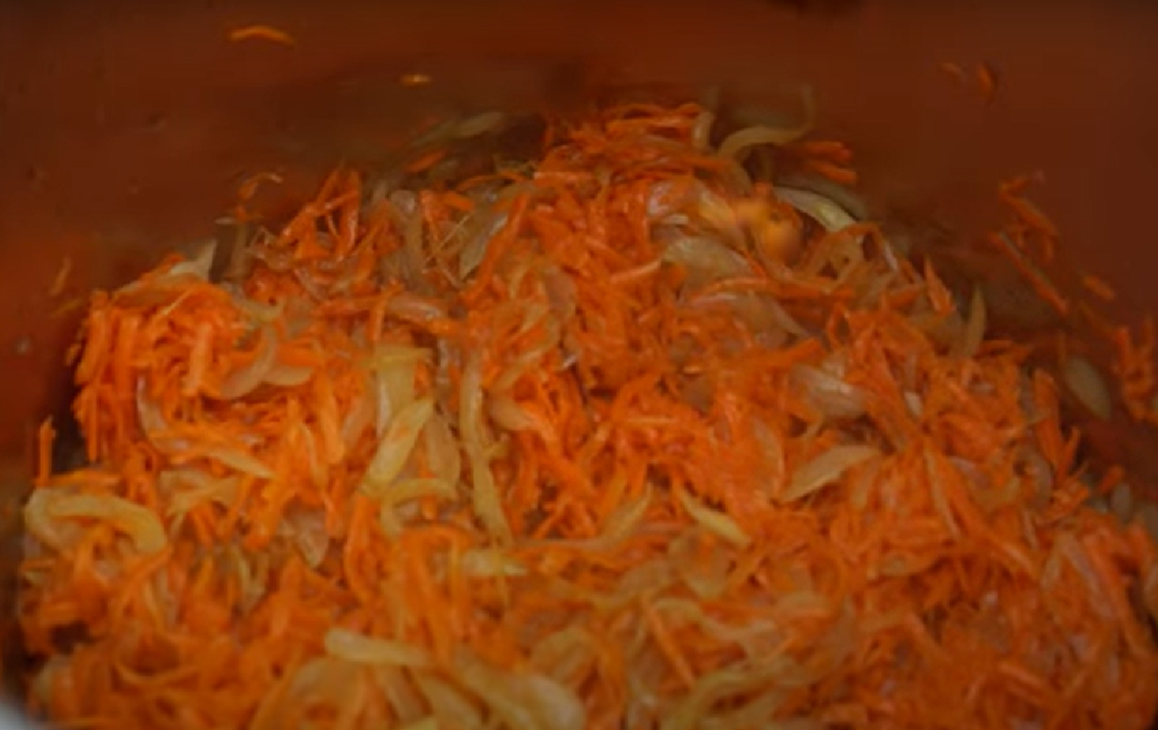Для гарниров и пирожков: рецепт вкусной тушеной капусты на зиму